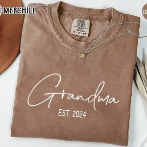 Custom Grandma Est Date Shirt Personalised Gifts for Mum 2
